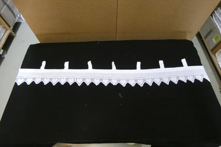2x Karton Vorhänge mit Menge auf dem Karton Maße in cm ca. 15 x 125